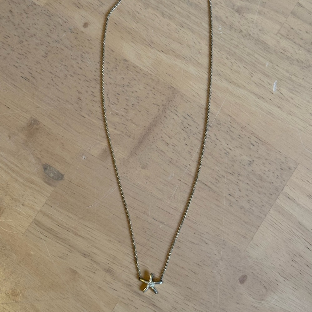 Gold Elegant Necklace with Intricate Design